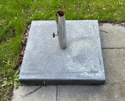Parasolfod, Granit, 60 kg.

Desværre lettere defekt, da den er svær at spænde fast under foden.

Gra