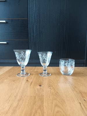 Glas, Vinglas, Rødvinsglas, hvidvinsglas og vandglas med fint mønster. Haves 12 af hver. Alle glas, 