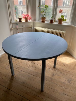Spisebord, b: 110, Super sødt rundt spisebord med tillægsplade
Træbord malet blåt. Bemærk enkelte ri
