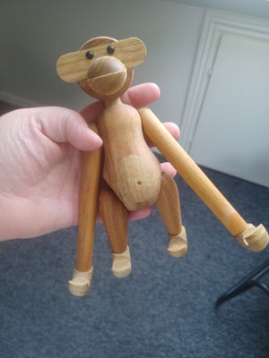 Kay bojesen abe, Kay bojesen, Kay bojesen teak abe 20 cm.
Med kasse.
Siddet til pynt i dyr og røgfri