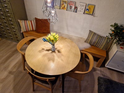 Spisebord, Flot rundt spisebord
Med brugsspor, men overordnet pæn og stabil og ordentlig. 

Ø 100 cm