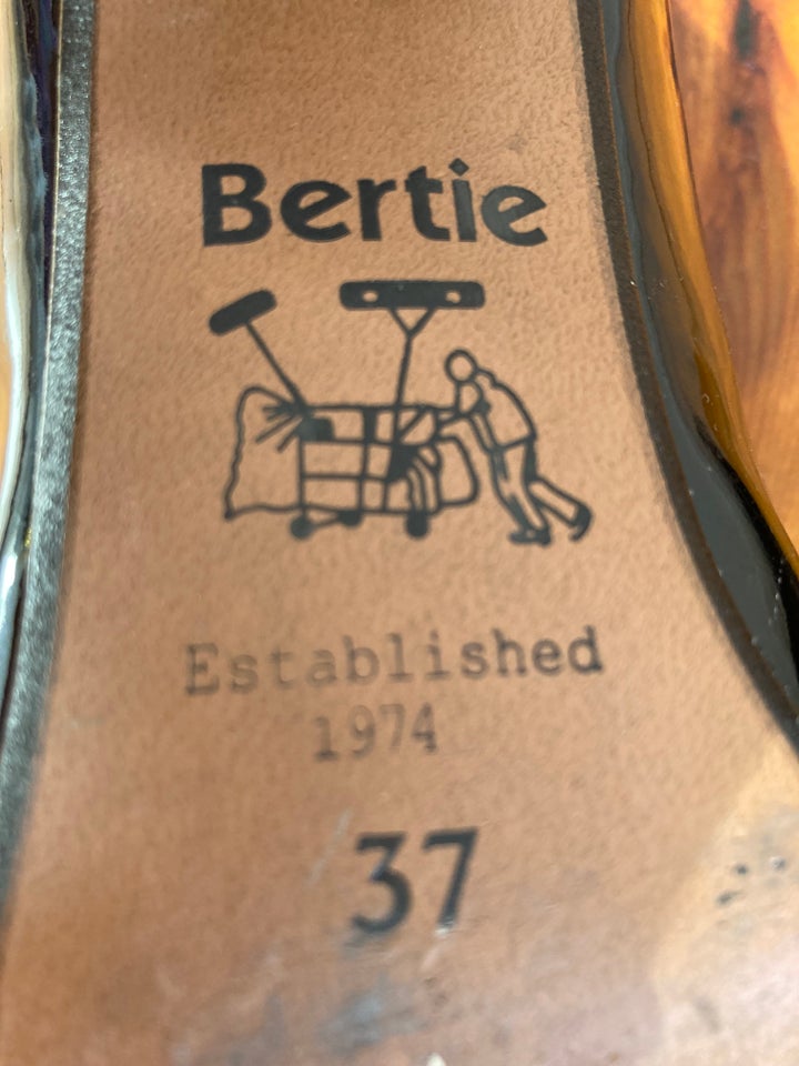 Pumps, str. 37, Bertie