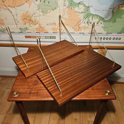 Teak hylder m messing bøjler, 2 super flotte teak hylder med messing bøjler, i super god stand. 
Hyl