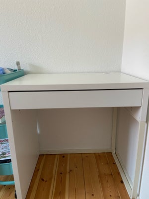 Skrivebord, IKEA, b: 73 d: 50 h: 75, Micke skrivebord. Har lidt småskrammer (se billeder).
