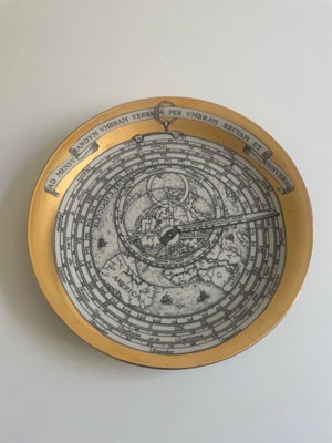 Porcelæn, Tallerken, Piero Fornasetti Astrolabe, Italiensk design af Piero Fornasetti som nr. 4 i et