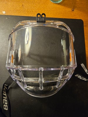 Ishockeyudstyr, Bauer visir concept 3, str. JR, Siddet på Medium sr hjelm og fungerede fint, men jr.