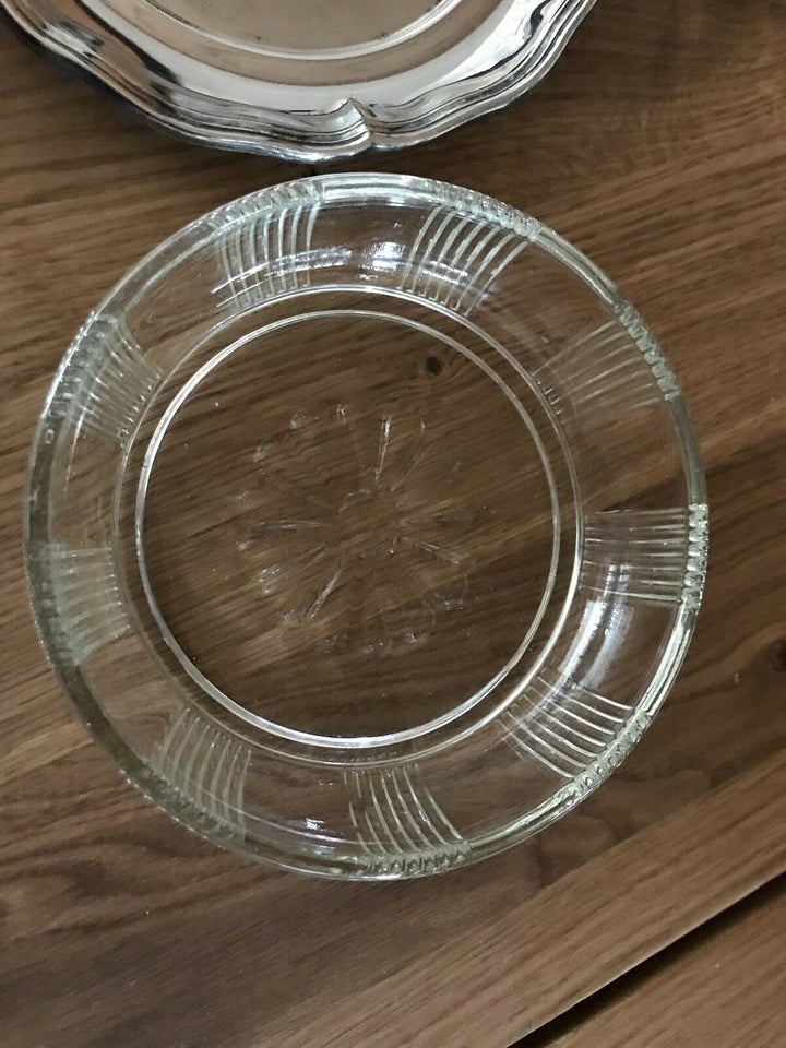 Glas, Gl. glasskål på pletsølv bakke.