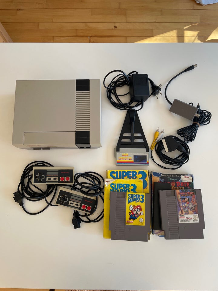 Nintendo NES inkl. 2 spil og 2 controllere, NES