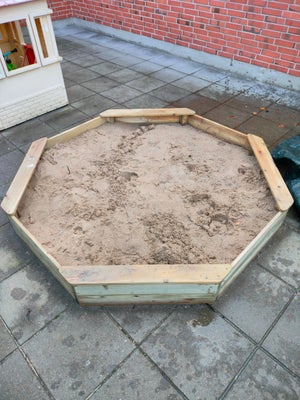 Sandkasse, 6 kantet sandkasse fra mærket Plum.

Sand medfølger.