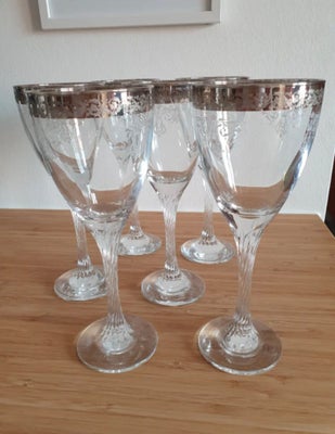 Glas, Vinglas, 6 stk. = 40 kr. i alt. H er 19 cm. og Ø er 7 cm. Fine, fine vinglas med sølv og maler