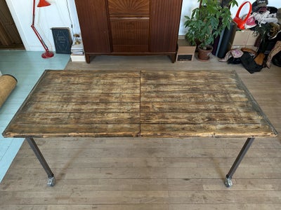 Spisebord, Planker, Flot plankebord i lakeret genbrugstræ (drivtømmer)
Unikt bord der er håndlavet 
