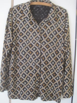 Skjorte, X-Fashion, str. 44, fin sort skjorte med gylden mønster.
str. Xl-- 42/44.
brystmål: 116 cm 