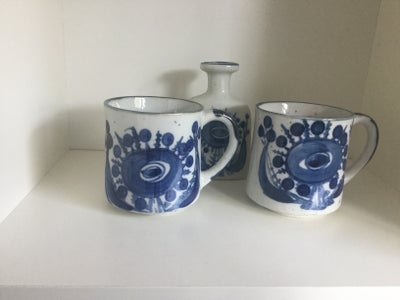 Keramik, Krus, Store tekrus 
Og vase i samme stil 

Mål krus 
Højden 9 cm 
Dia 8 cm 
Stykket 70,- 


