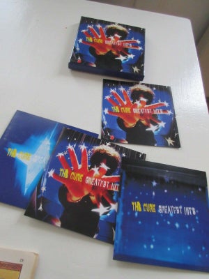 THE CURE: GREATEST HITS 2 CD & 1 DVD, rock, Pæne skiver. Komplet med booklet. Fragt 41kr GLS

The Cu