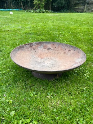 Bålsted, Super fint og tungt bålfad i støbejern med masser af patina. 59cm i diameter