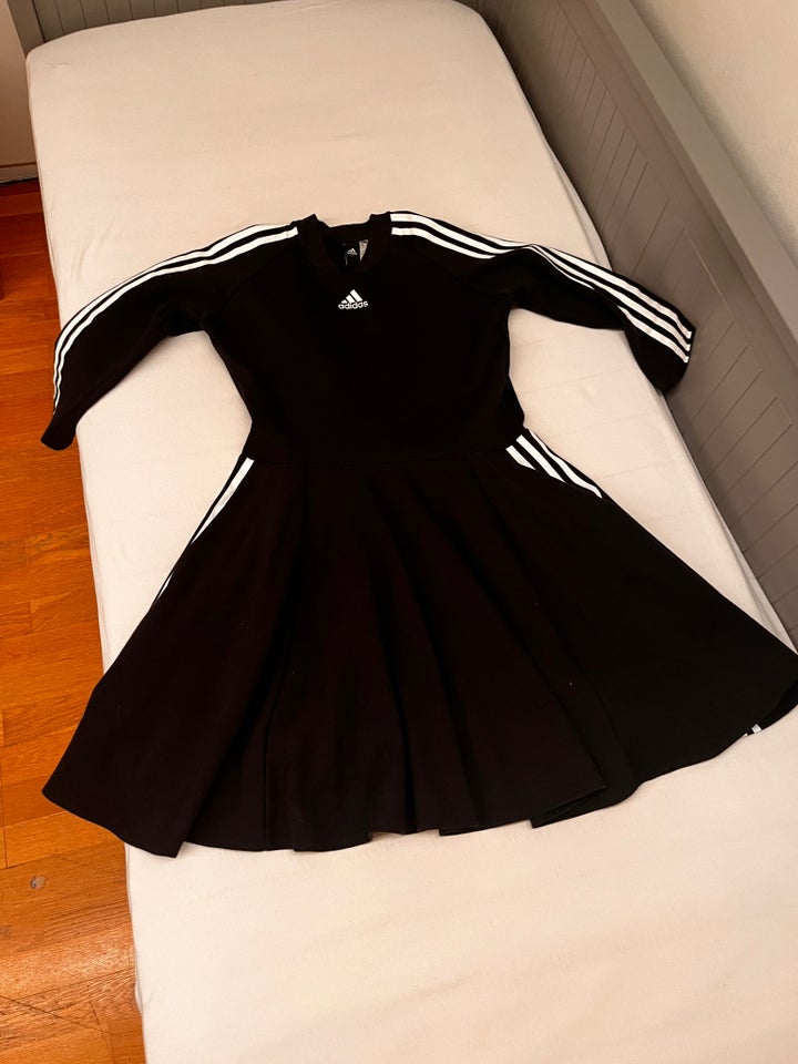 Anden kjole, Adidas , str. M