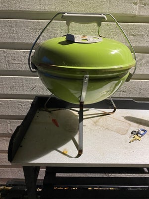 Kuglegrill, Weber, Lille bordmodel i fin grøn farve. Har brugsspor men der er stadig mange grill-gan