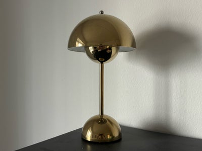 Verner Panton, Flowerpot Mini VP9 guld, bordlampe, Flowerpot lampen VP9 er en mindre version af Vern