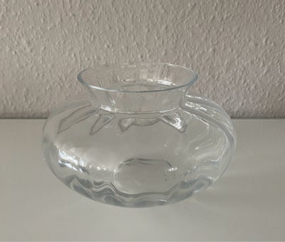 Vase, Lav vase, Flot lav glasvase, i pæn stand. Ingen skår eller revner.
H: 12 cm. Dia.: 11-19 cm. 
