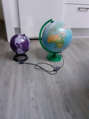 Globus, 2 globusser 
den til venstre 50 kr 
den til højre er med lys i 100 kr 