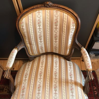 Rokokostol, stof, Meget velholdt stol i Rokoko stil med stilfuldt betræk. Den er velpolsteret og med