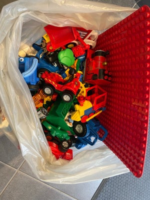 Lego Duplo, Pose med duplo, indeholder alt fra køretøjer, plade, figurer, klodser og dyr.