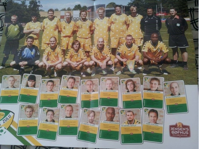 Plakater, FC ZULU 2004.. fodbold-plakat, 20 år gamle... UBRUGTE.. fra røgfrit hjem...
STOR PLAKAT.
H