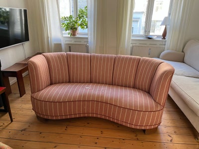 Sofa, Flot gammel banansofa sælges på Frederiksberg. Der er nogle huller i betrækket som kan ses på 