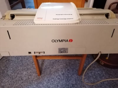 olympia skrivemaskine, olympia comfort memory display
brugsvejledning medfølger.

50cm bred  42cm dy