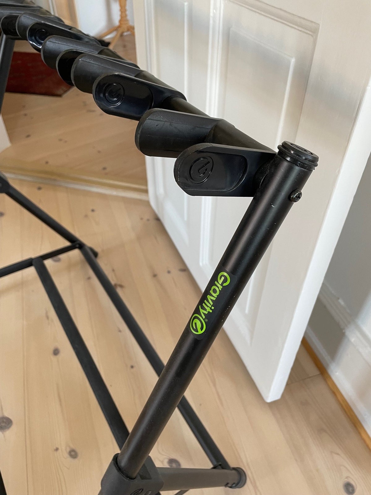 Guitar stand Gravity G-7