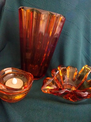 Vase og skåle, 1 ravfarvet vase 19 cm høj ø 12 cm
1 ravfarvet skål 17 cm lang og 13 cm bred og 7 cm 