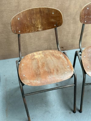 Spisebordsstol, Træ, Gamle skolestole med patina.
Prisen er for begge.

(Har eventuelt 5 styk mere -