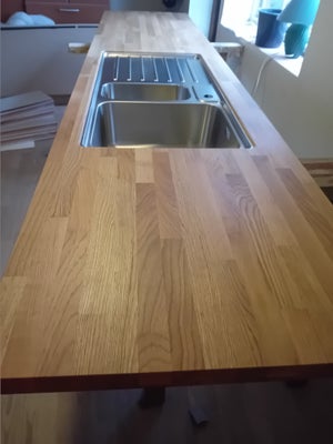 Bordplade, Svane, Helt ny bordplade.
40 mm. massiv eg.
Med vask og tilbehør.
L: 291 cm.
B: 62 cm.

E