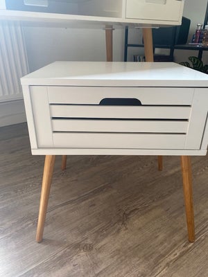 Natbord, JYSK, Natbordet er fra jysk og har en bordplade bredde på 45 cm og 38 cm dybde. Bordet med 