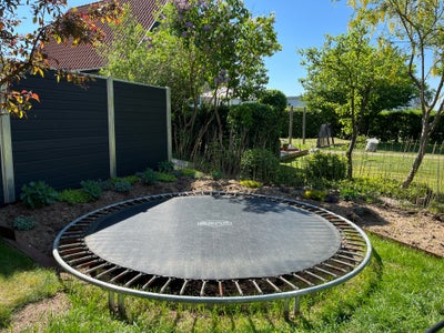 Trampolin, 330 i diameter 

Berg in ground trampolin 

Lille hul men den fungerer fint

Afhentes i H
