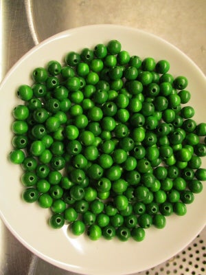 Perler, træperler, i alle mulige farver  rød, blå, (ikke flere gule) og 2 nuancer i grønt i poser a 
