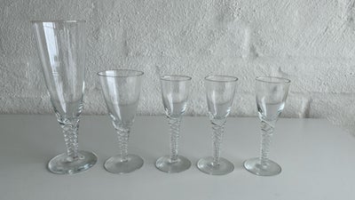 Glas, Vinglas, Twist/Amager, 5 fine glas med snoet stilk fra Holmegaard. Glassene måler hhv. 11,5, 1