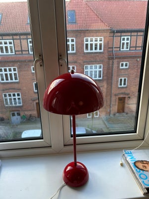 Lampe, Fin Verner panton lampe i stor med ledning. Der medfølger en pære. Bemærk at det er en lille 