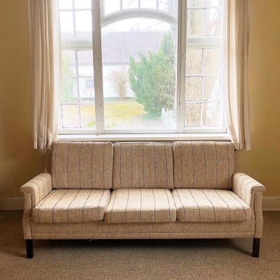 Sofa, stof, 3 pers., Retro sofa med groftvævet betræk i khaki/beige med mørkebrune striber. Det khak