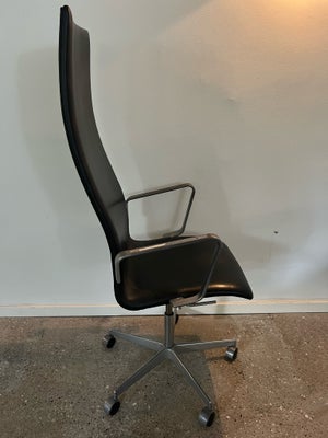 Arne Jacobsen, Oxford kontorstol, Fin Oxford stol i sort velholdt læder. Armlæn skal istandsættes. H