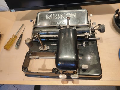 Skrivemaskine, Mignon 4 dele, 
Jeg købte maskinen nogle måneder tilbage som en donor maskine til en 