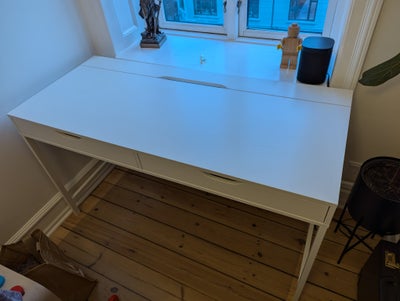 Computerbord, Ikea Alex, b: 132 d: 58 h: 76, Ikea Alex skrivebord 

I fin stand, et par dinks