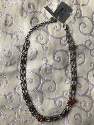 Halskæde, andet materiale, Pilgrim, Halskæde med rød sommerfugl og blomst.
Sølvfarvet. Den er ret fi