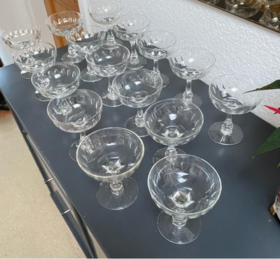 Glas, Champagneskåle, Derby, 16 Derby champagne skåle. 
Produceret 1890-1950
Facet slebet stilk og o