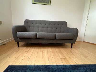 Sofa, God lille mørkegrå sofa sælges billigt. Den har en svag plet på det ene sæde, og lidt slidte k