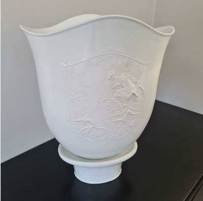 Porcelæn, Stor Engelsk vase, Smuk vase til store buketter. 
Højde med pedestal 37cm. 
29cm bred og 2