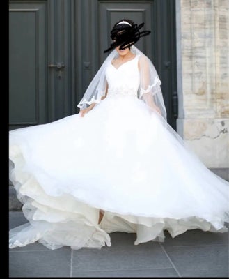 Brudekjole, Ukendt, str. S,  Hvide,  Næsten som ny, Jeg havde kjolen på 3 timer. Den er super elegan