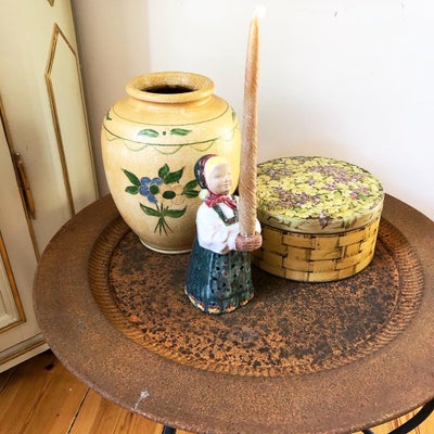 Bord, stage, vase og dåse, En lille opstilling med lækre, listige lopper 
Pigen er i keramik. Signer
