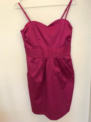 Festkjole, H&M, str. S,  Lilla, Sød lilla kjole med lynlås bagpå og justerbare stropper.
Brugt få ga