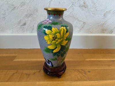 Vase, Cloisonne vase, Cloisonne vase på træstander/fod. 
Købt hos urmager i Helsingør.
Grå med bloms